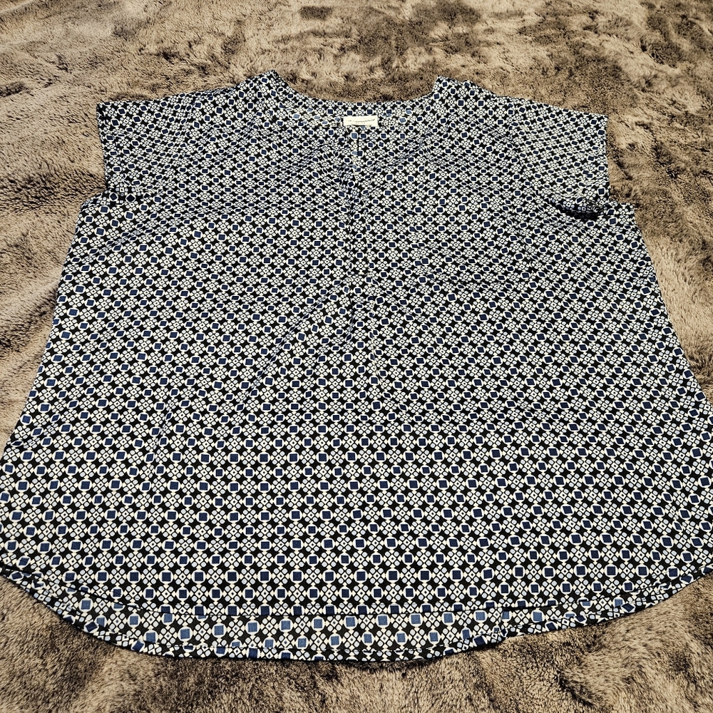 Black and White Boxy Blouse with Cap Sleeves and Mandarin CollarThis